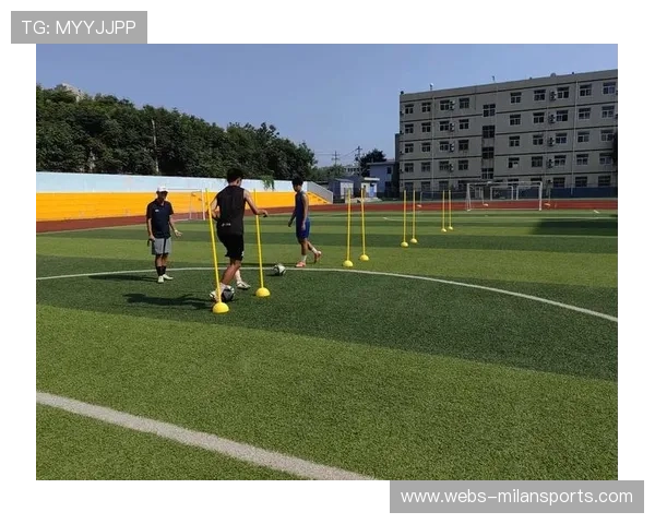 “足球场馆新技术应用，提升比赛安全性”，足球场地建设创新做法