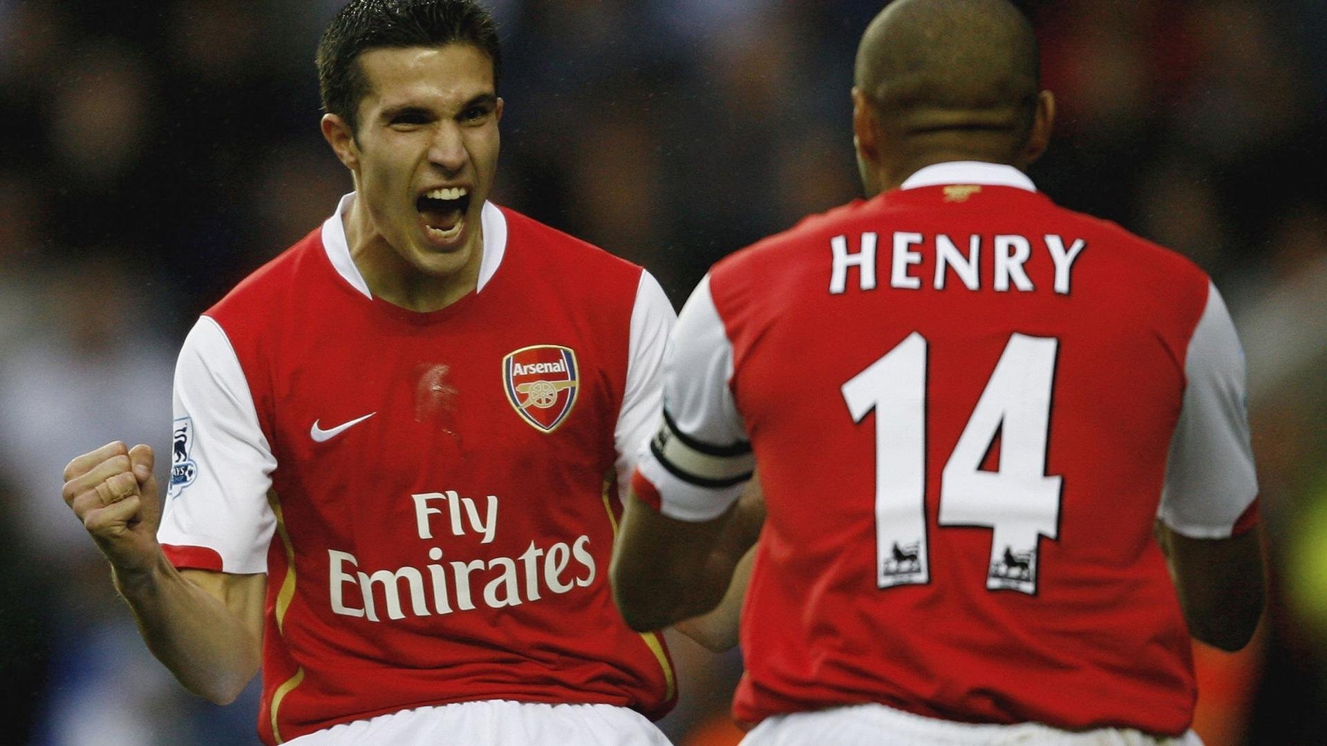 世界杯颁奖典礼：梅西身披传统披风捧杯画面成为经典