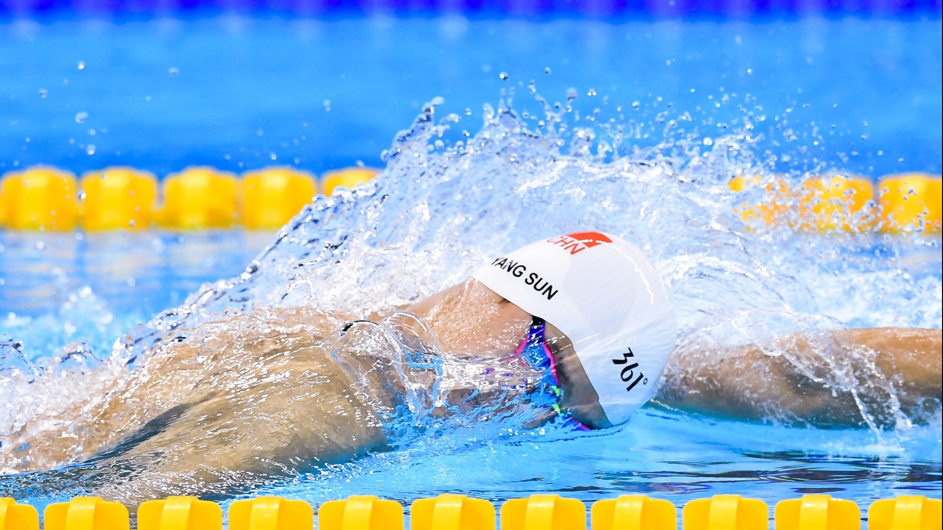 羽毛球赛场上演精彩对抗