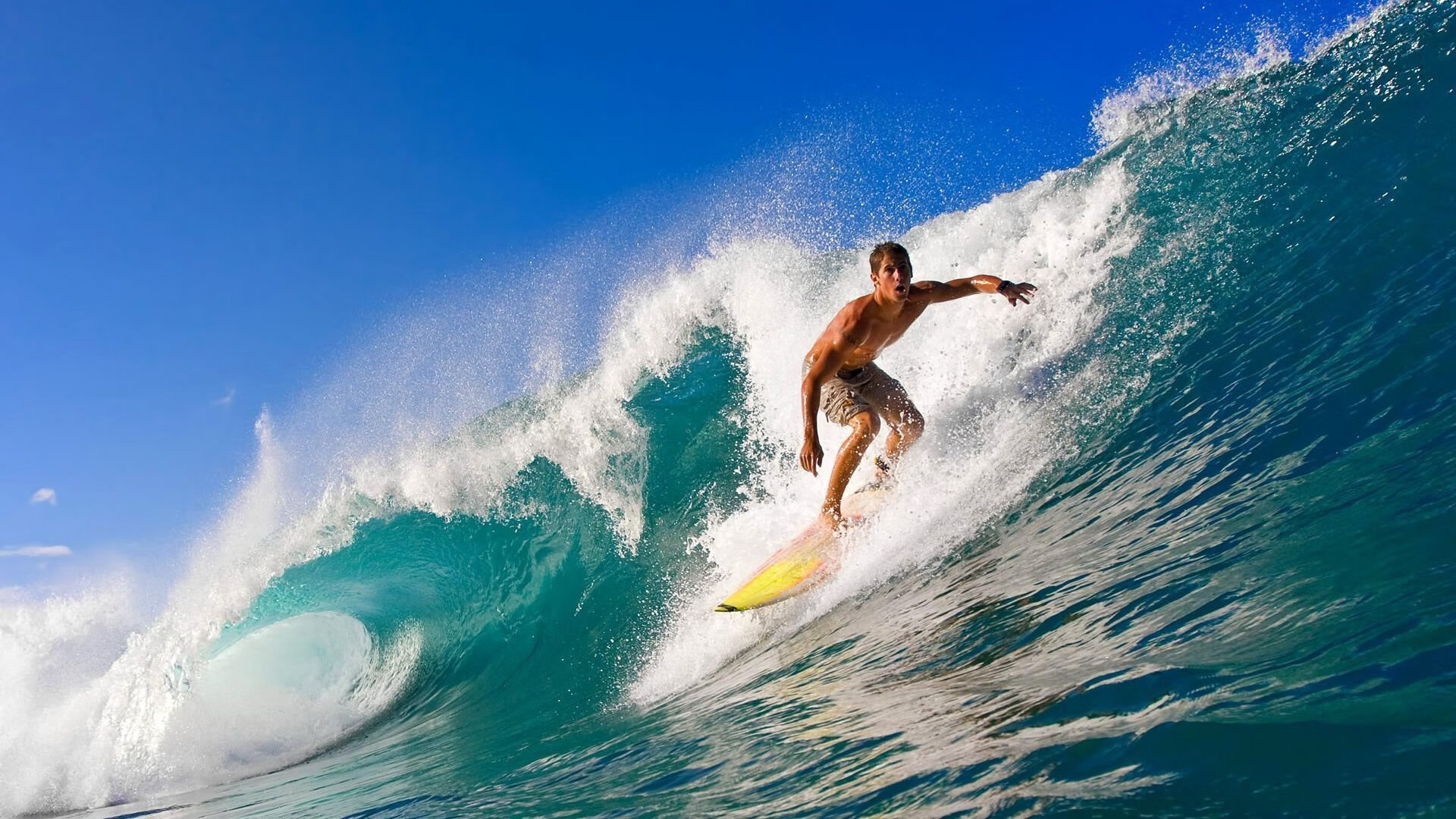 雪地足球欢乐赛 滑倒与射偏引发阵阵笑声